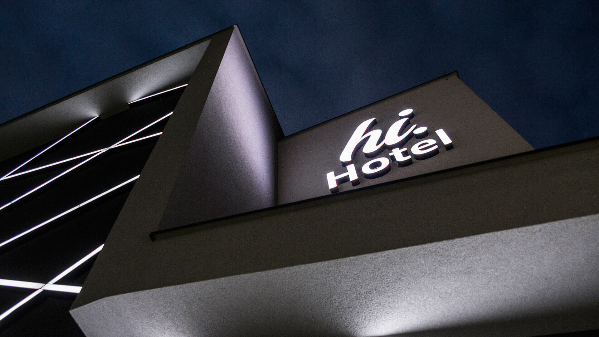 hi-hotel-neon-sul-muro-neon-dietro-il-pannello-neon-sottoilluminato-neon-all'ingresso-neon-sull'altezza-neon-linee-neon-bianco-logo-azienda-neon-sul-calcestruzzo-gdansk-lotnisko (4)