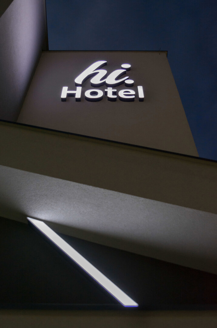 hi-hotel-neon-sul-muro-neon-dietro-il-pannello-neon-sottoilluminato-neon-all'ingresso-neon-sull'altezza-neon-linee-neon-bianco-logo-azienda-neon-sul-calcestruzzo-gdansk-lotnisko (4)