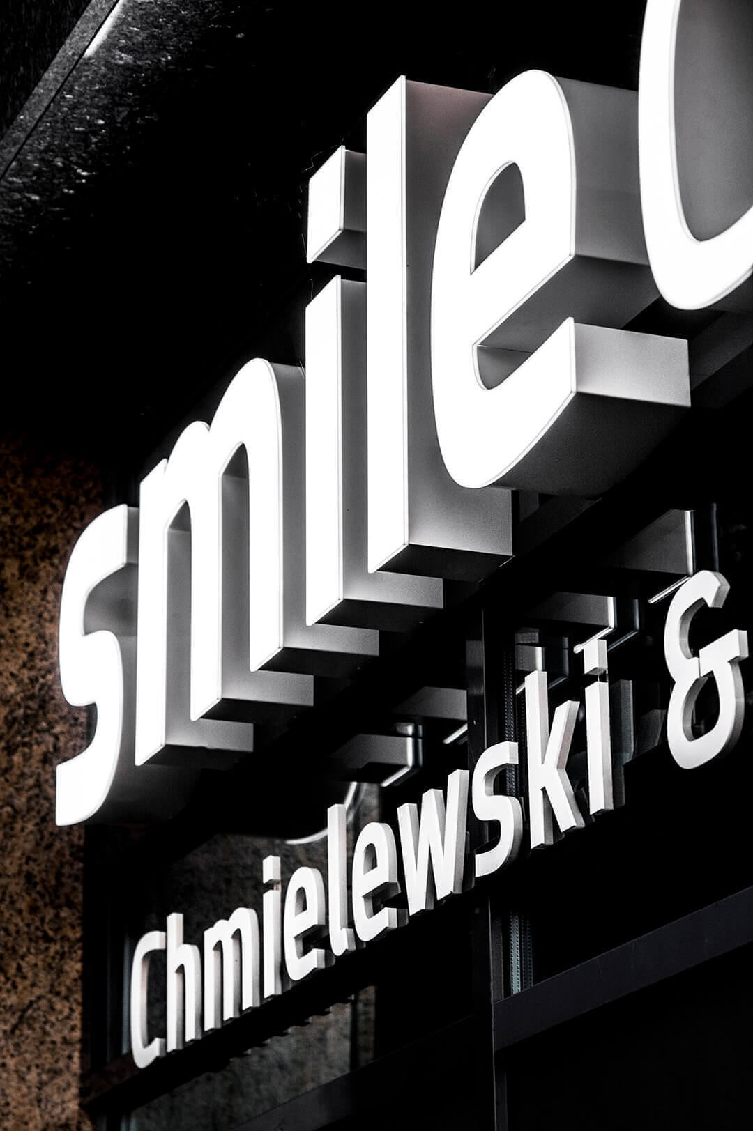 smile-clinic-literature-space-sub-lit-literature-on-a-stage-literature-on-a-glass-literature-on-the-entry-to-the-clinic-literature-white-literature-on0-height-logo-firm (3)