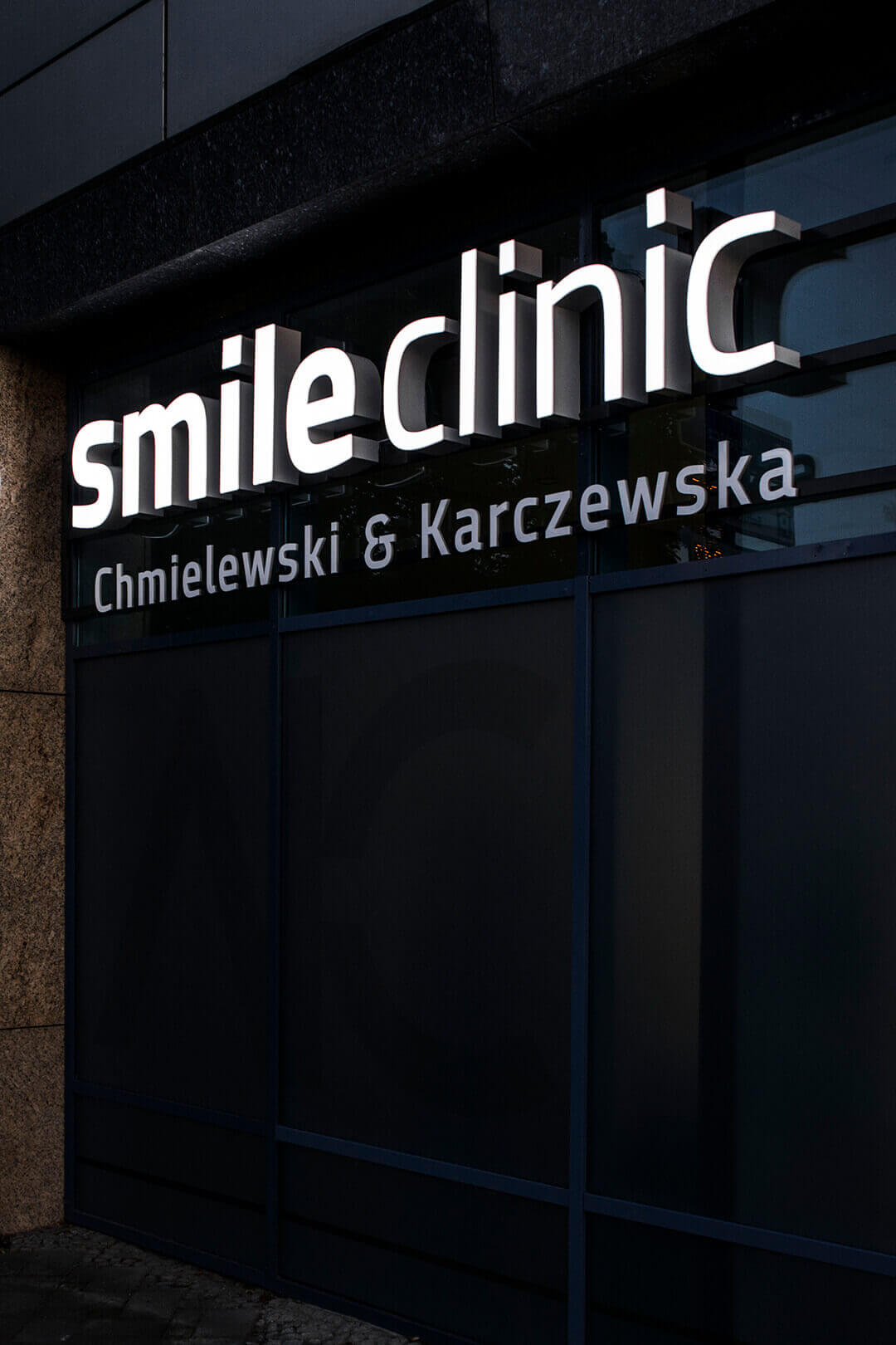 smile-clinic-literature-space-sub-lit-literature-on-a-stage-literature-on-a-glass-literature-on-the-entry-to-the-clinic-literature-white-literature-on0-height-logo-firm (3)