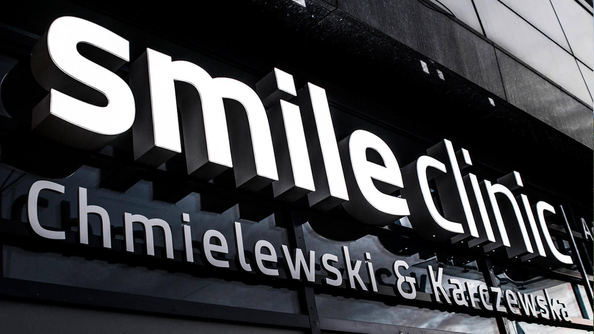 smile-clinic-litery-przestrzenne-podswietlane-litery-na-stelazu-litery-na-szybie-liter-na-wejsciu-do-kliniki-litery-biale-litery-na0wysokosci-logo-firmowe (3)