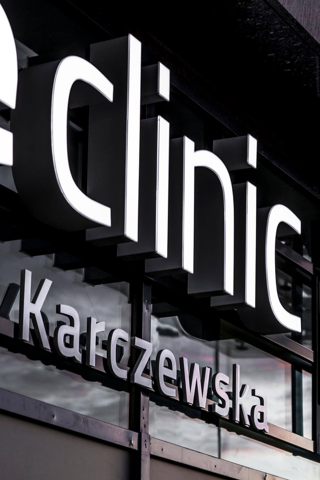 smile-clinic-literature-space-sub-lit-literature-on-a-stage-literature-on-a-glass-literature-on-the-entry-to-the-clinic-literature-white-literature-on0-height-logo-firm (3)