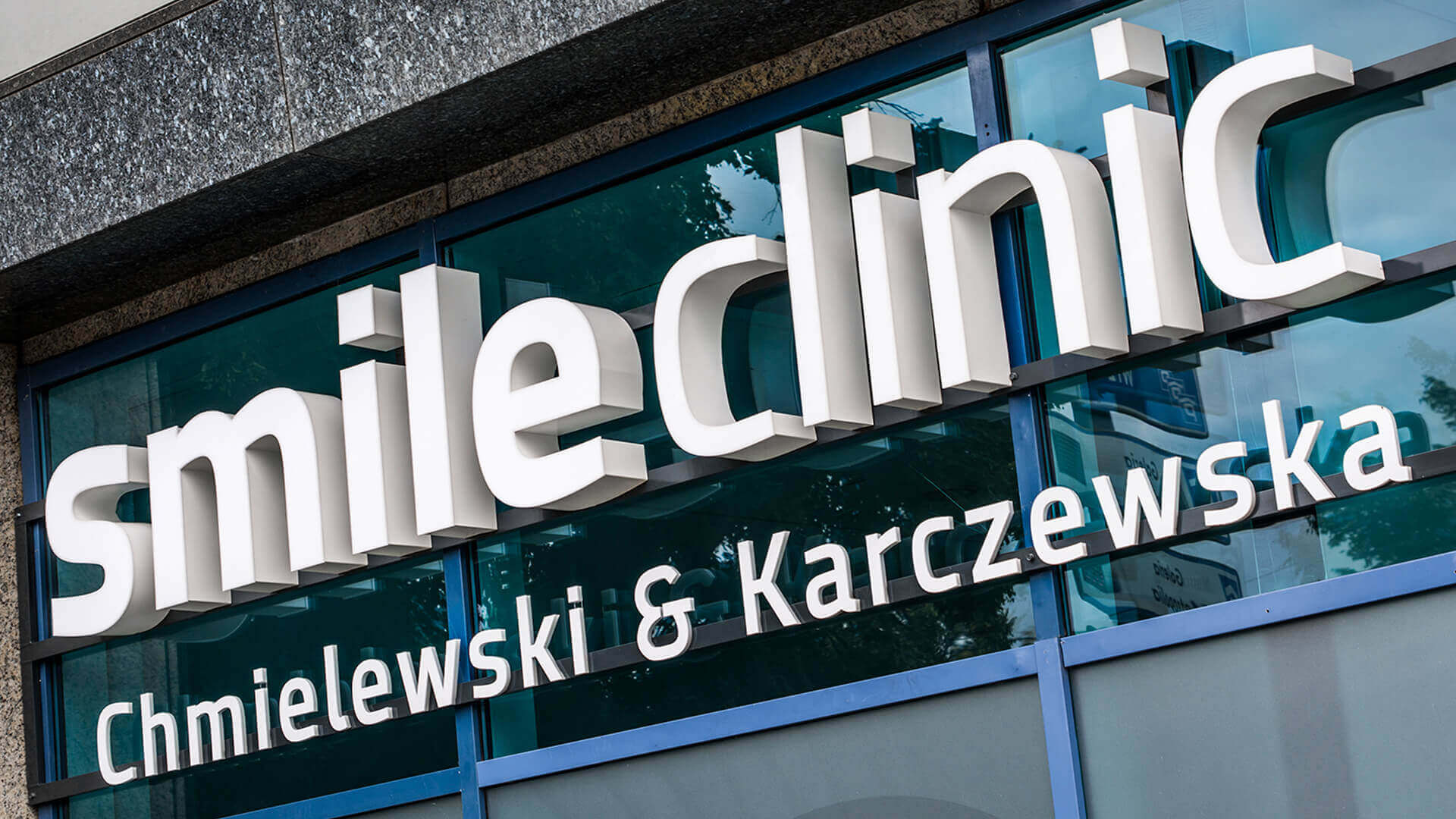 smile-clinic-litery-przestrzenne-podswietlane-litery-na-stelazu-litery-na-szybie-liter-na-wejsciu-do-kliniki-litery-biale-litery-na0wysokosci-logo-firmowe (3)