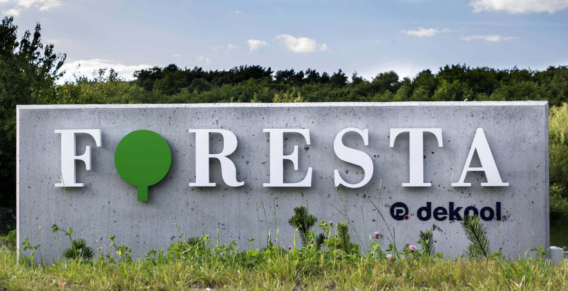 foresta-space lettering-led-tile-lit lettering-on-concrete lettering-on-the-wall lettering-before-entry-to-neighbourhood lettering-white-green-logo-sign-dekpol lettering-above-walkway (27)