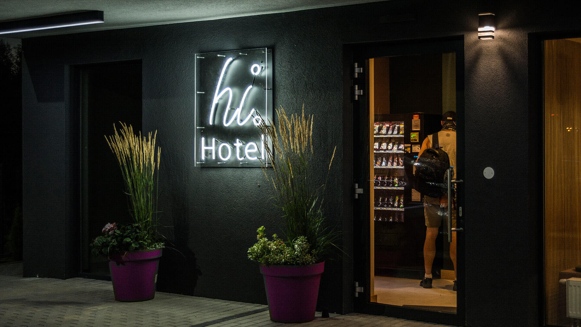 hi-hotel-neon-sul-muro-neon-dietro-il-pannello-neon-sottoilluminato-neon-all'ingresso-neon-sull'altezza-neon-linee-neon-bianco-logo-azienda-neon-sul-calcestruzzo-gdansk-lotnisko (48)