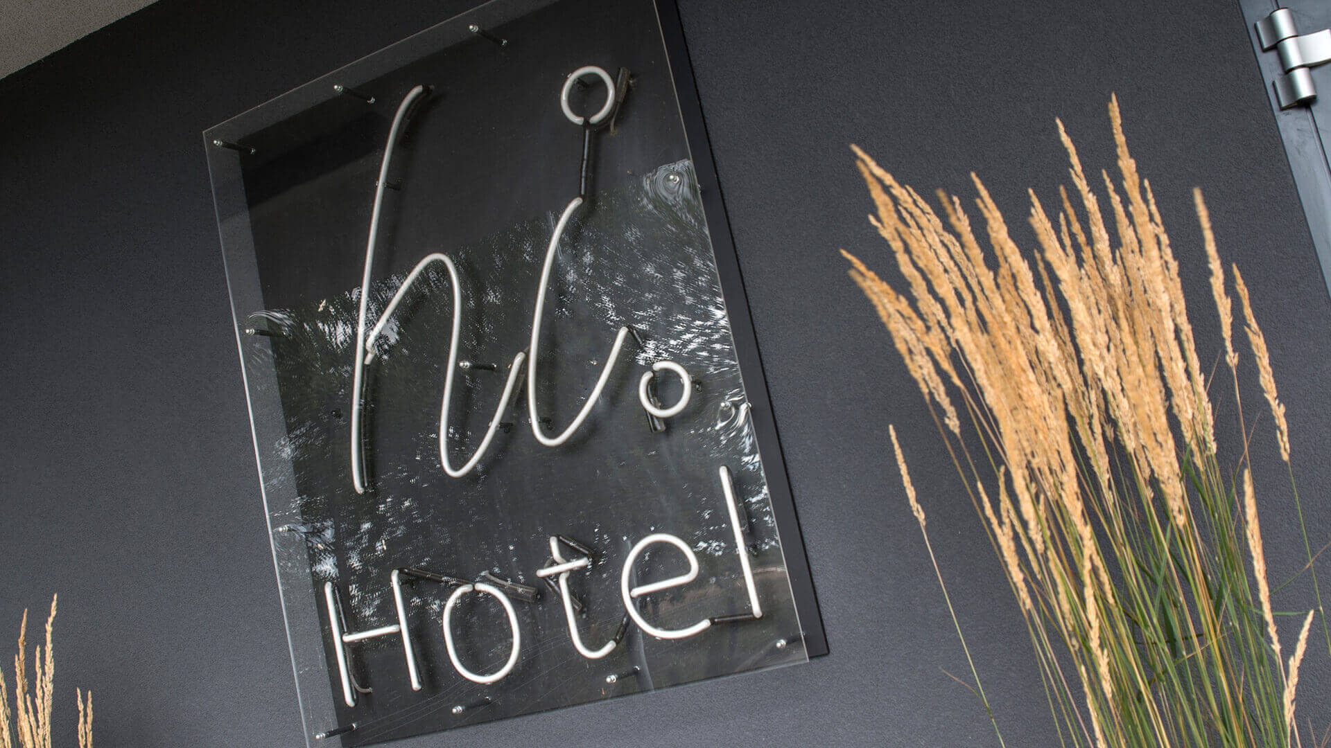 hi-hotel-an-der-Wand-an-der-Hinterseite-an-der-Tafel-an-unterbeleuchtet-an-dem-Eingang-an-der-Höhe-an-den-Linien-an-weißem-Logo-an-der-Firma-an-dem-Beton-gdansk-lotnisko (48)