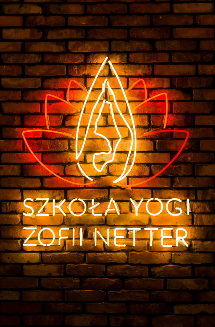 szkola-yogi-zofii-netter-neon-kolorowy-podswietlany-na-scianie-z-cegly-przyczepiany-do-sciany-neon-w-biurze-litery-neonowe-logo-firmowe-neon-na-zamowienie-gdansk-przymorze (5)