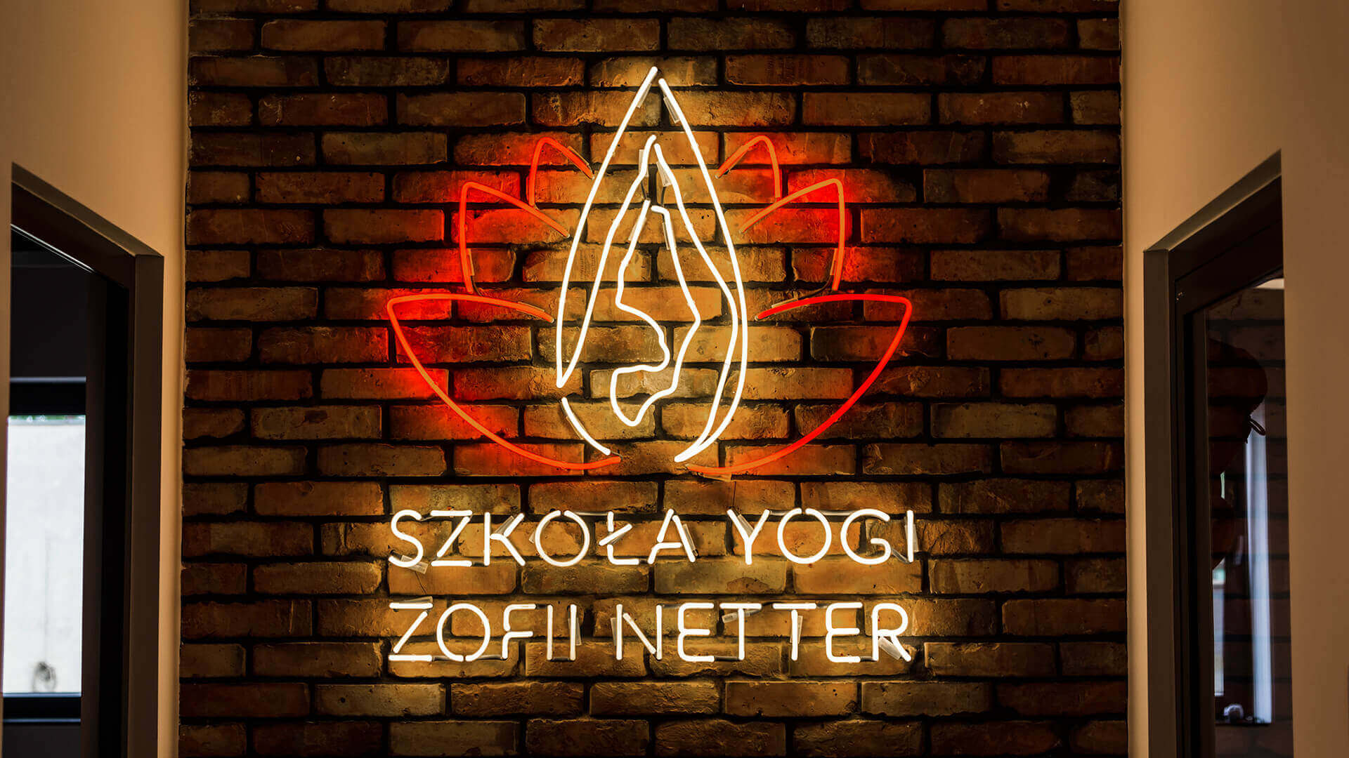 szkola-yogi-zofii-netter-neon-kolorowy-podswietlany-na-scianie-z-cegly-przyczepiany-do-sciany-neon-w-biurze-litery-neonowe-logo-firmowe-neon-na-zamowienie-gdansk-przymorze (5)