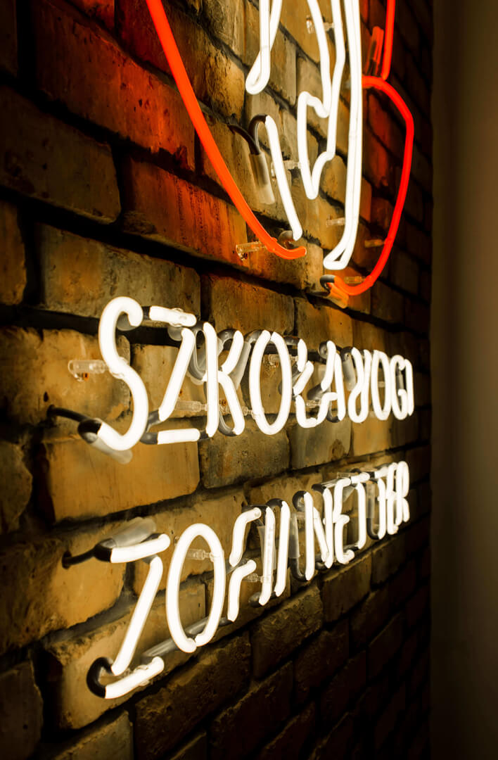 szkola-yogi-zofii-netter-neon-kolorowy-podswietlany-na-scianie-z-cegly-przyczepiany-do-sciany-neon-w-biurze-litery-neonowe-logo-firmowe-neon-na-zamowienie-gdansk-przymorze (5)