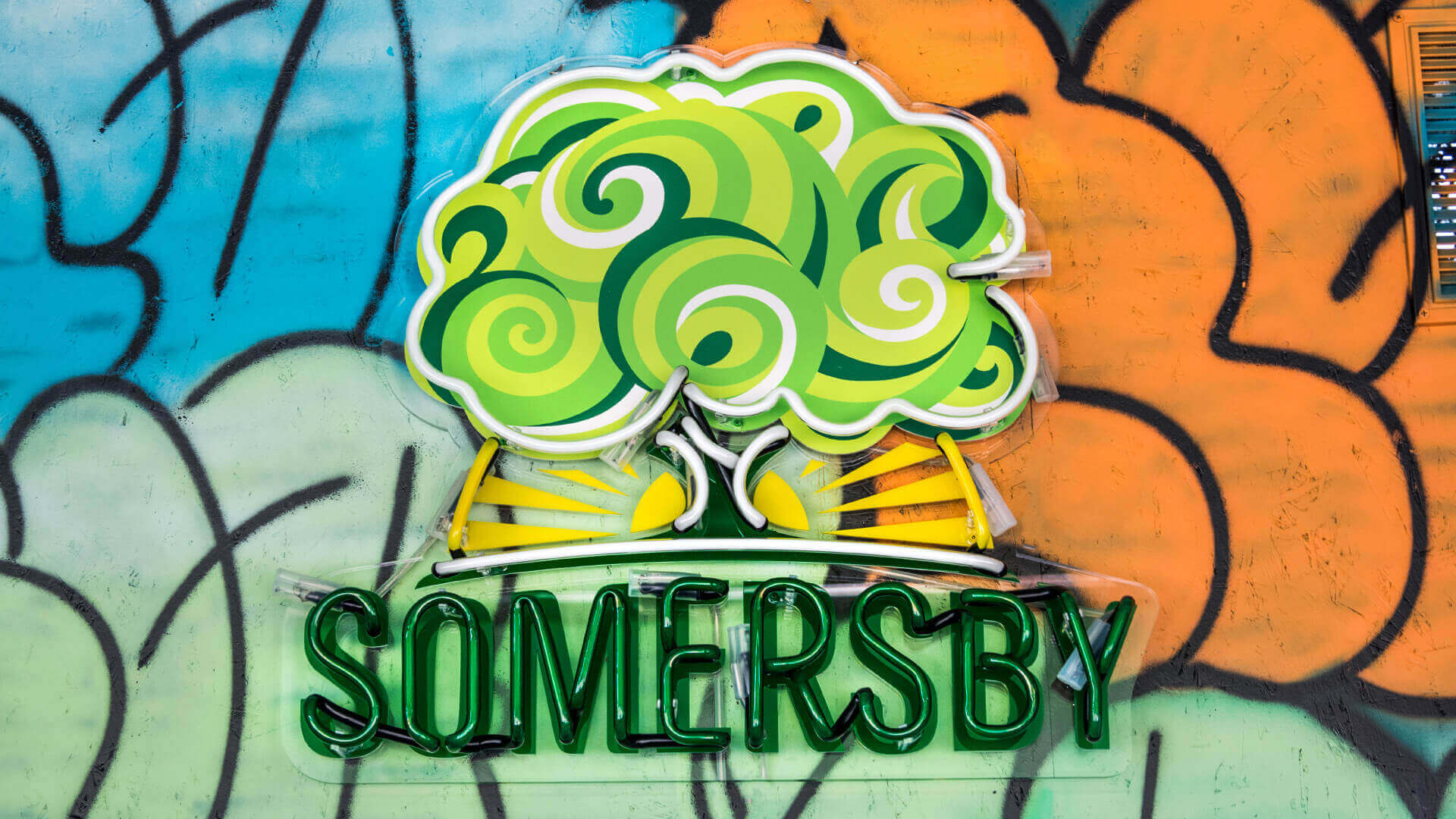 somersby-tree-neon-en-una-pared-de-color-neon-detrás-de-la-barra-neon-en-un-contenedor-en-la-pared-logo-iluminado-neon-en-la-electricidad-publicitando-cartas-de-cerveza-neon-en-la-electricidad-calle (4)