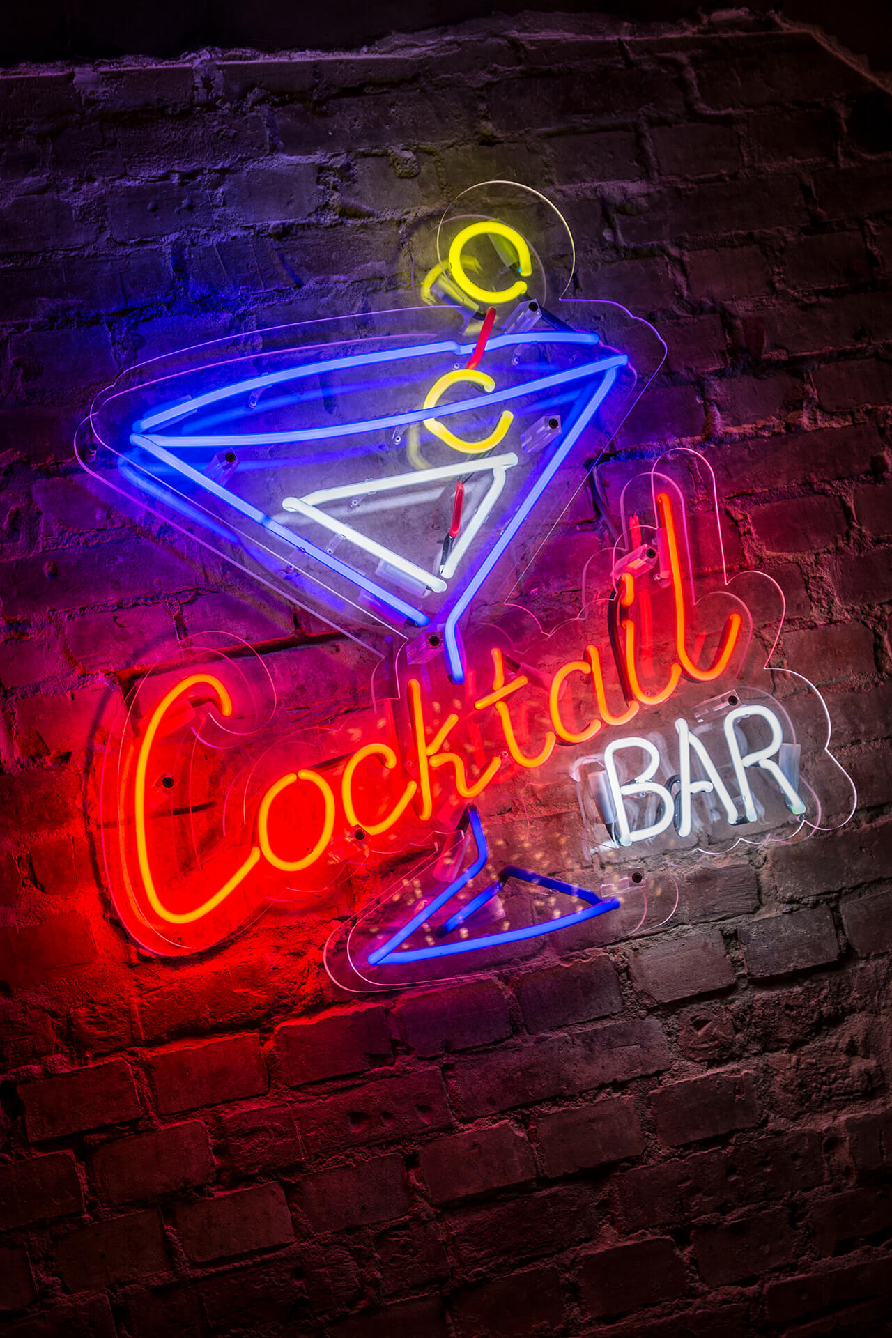 cuba-libre-neon-neon-on-the-wall-with-brick-inside-restaurant-coctail-bar-neon-color-neon-on-the-wall-above-tables-neon-order-under-glass-poznan