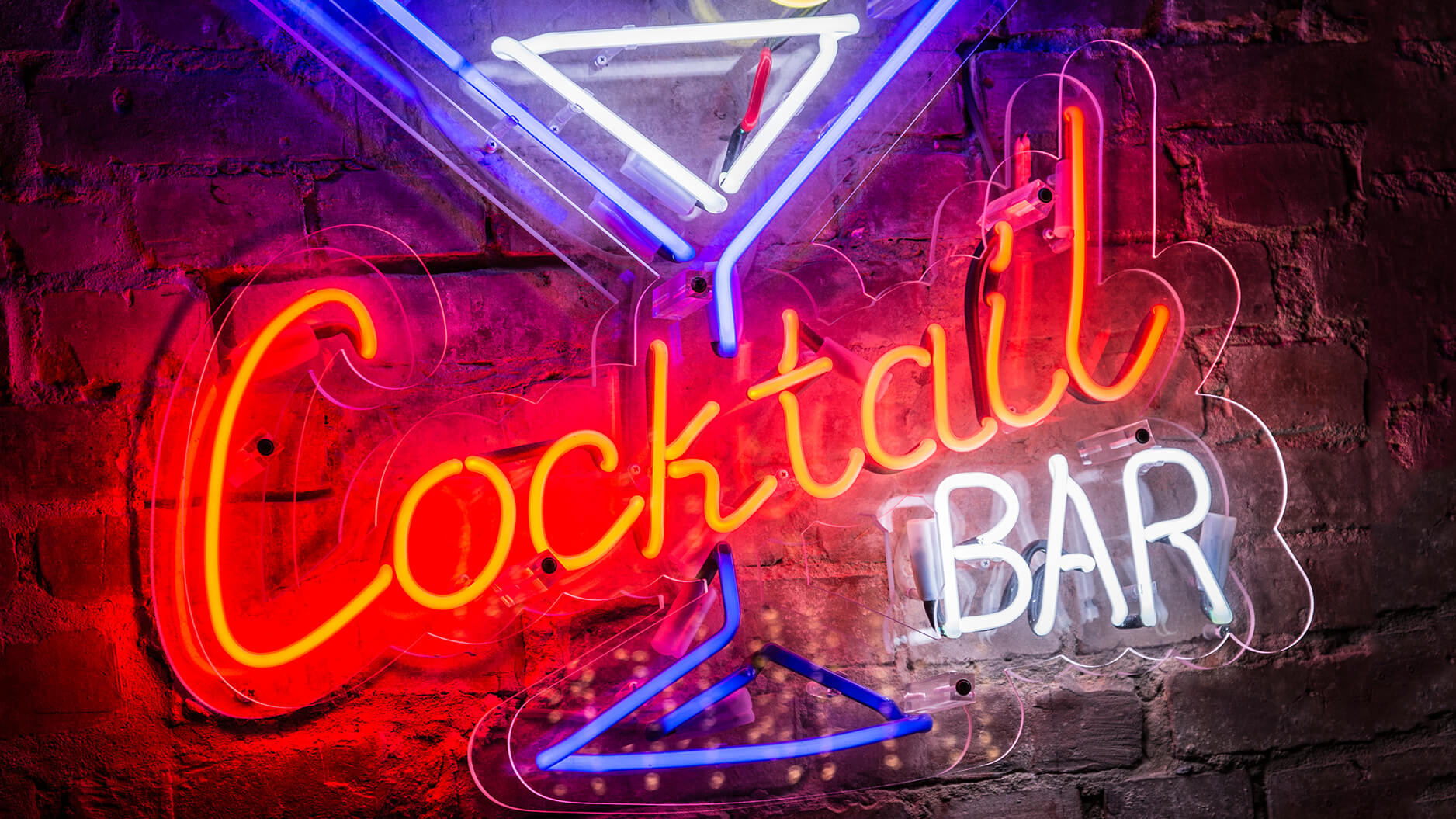 cuba-libre-neon-kieliszek-na-scianie-z-cegiel-wewnatrz-restauracji-coctail-baru-neon-kolorowy-na-scianie-nad-stolikami-neon-na-zamowienie-podswietlany-szklany-poznan