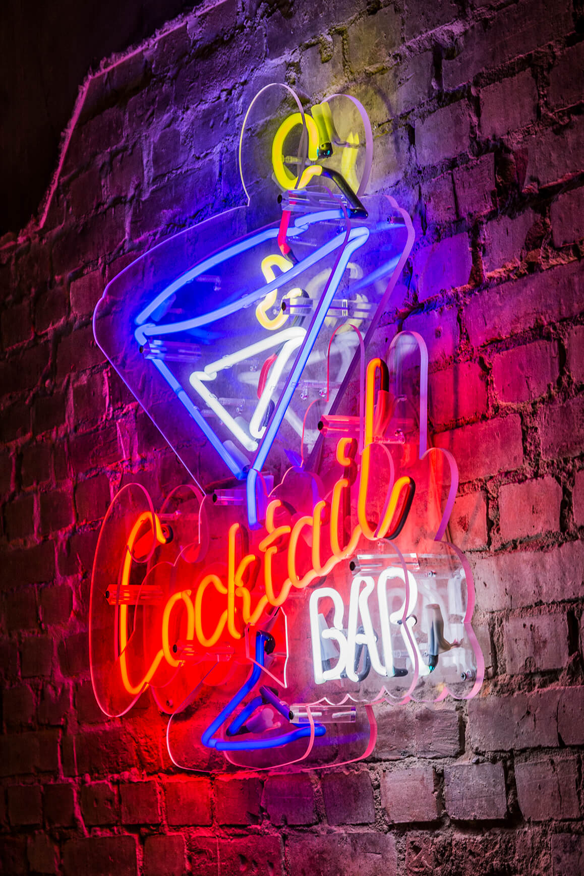 cuba-libre-neon-su-parete-con-mattone-interno-ristorante-coctail-bar-neon-colore-su-parete-sopra-tavoli-neon-ordinati-sotto-vetro-poznan