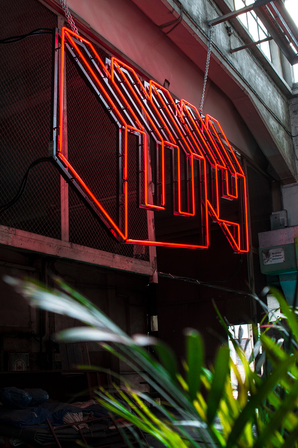 w4-patio-neon-sobre-altura-suspendido-bajo-techo-neon-rojo-espacio-3d-neon-sobre-altura-neon-sobre-comedor-neon-industrial-moderno-logo-firme-colgado-en-aire