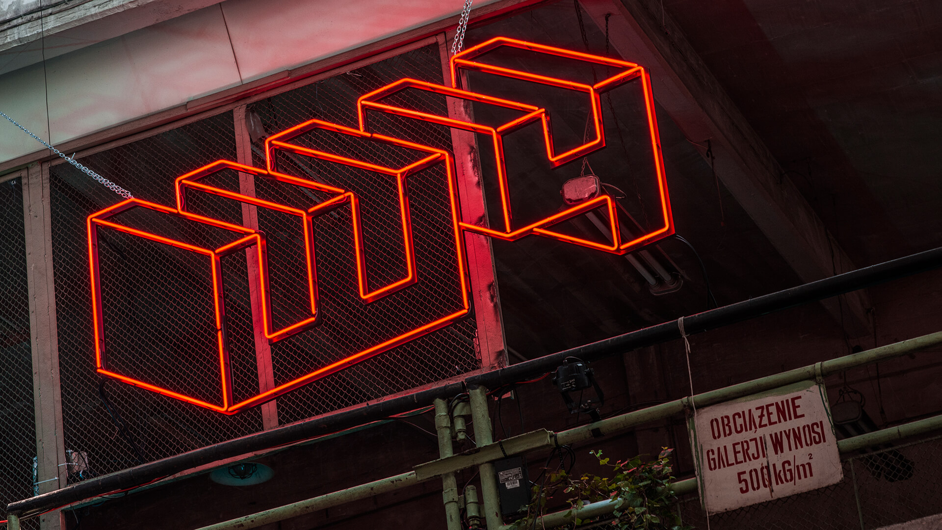 w4-court-neon-sopraelevato-sospeso-sotto il soffitto-neon-rosso-spazio-3d-neon-sopraelevato-neon-mangiare-neon-industriale-moderno-logo-appeso-all'aria