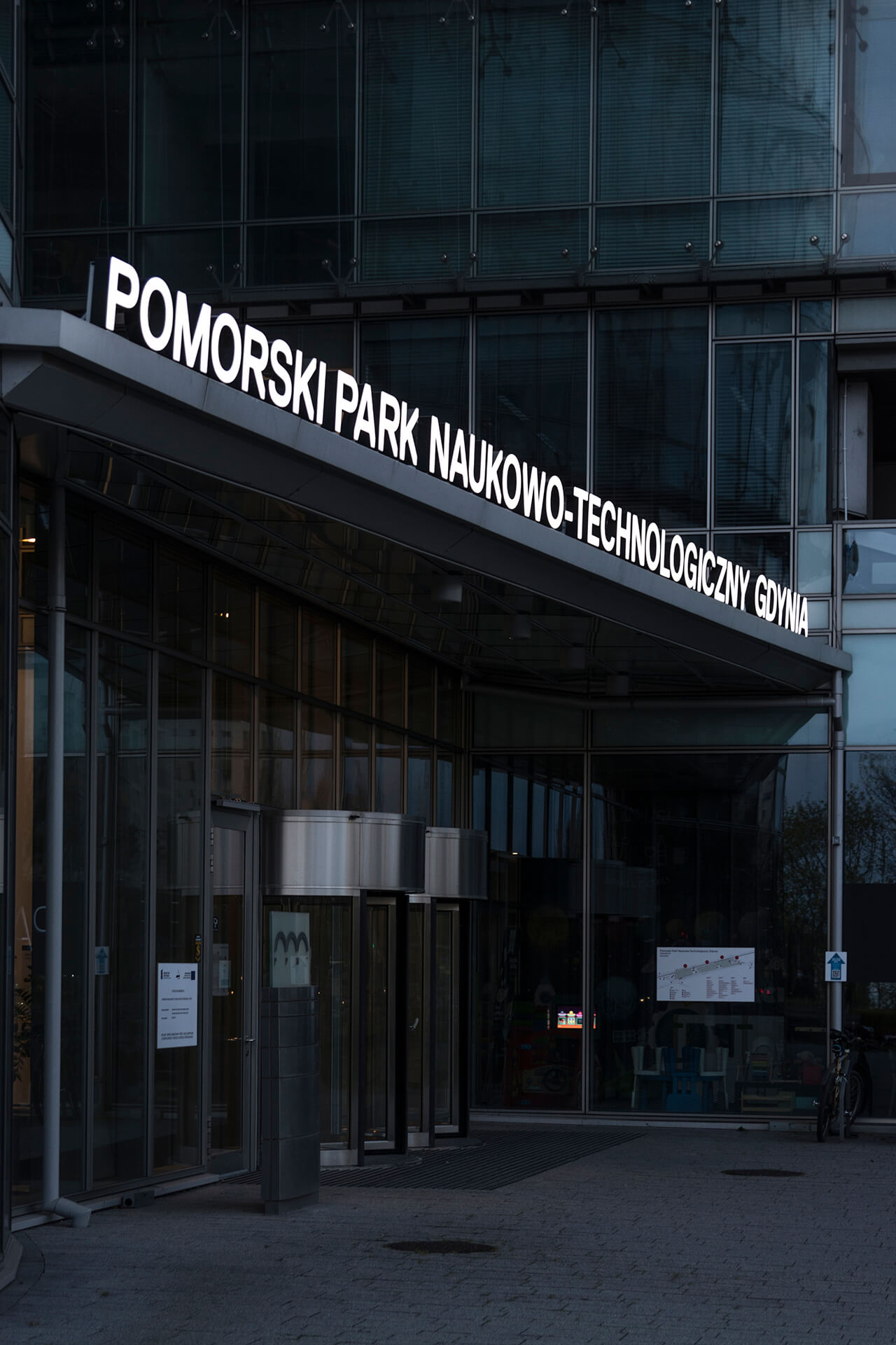 pomorski-park-naukowo-technologiczny-litery-przestrzenne-podwswietlane-led-litry-nad-wejsciem-na-daszku-litery-na-biurowcu-litery-biale-litery-na-stelazu-logo