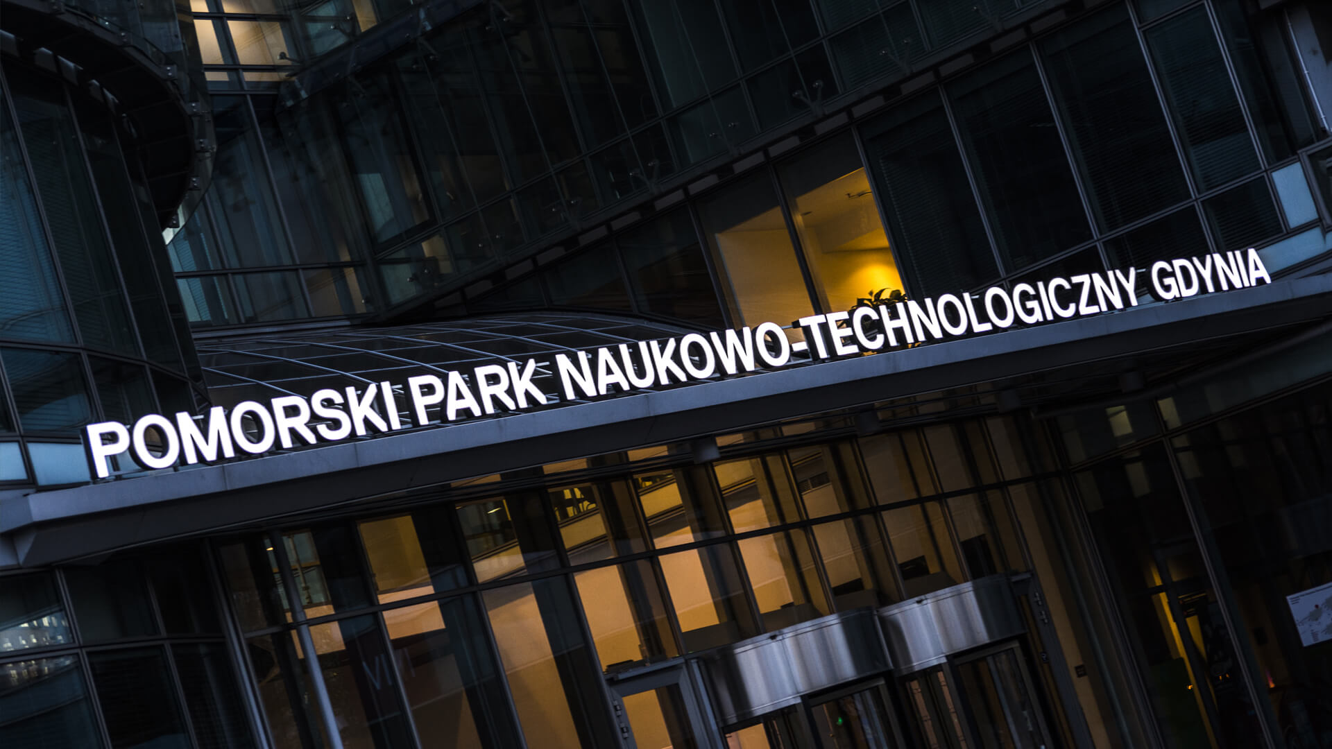 pomorski-park-naukowo-technologiczny-litery-przestrzenne-podwswietlane-led-litry-nad-wejsciem-na-daszku-litery-na-biurowcu-litery-biale-litery-na-stelazu-logo