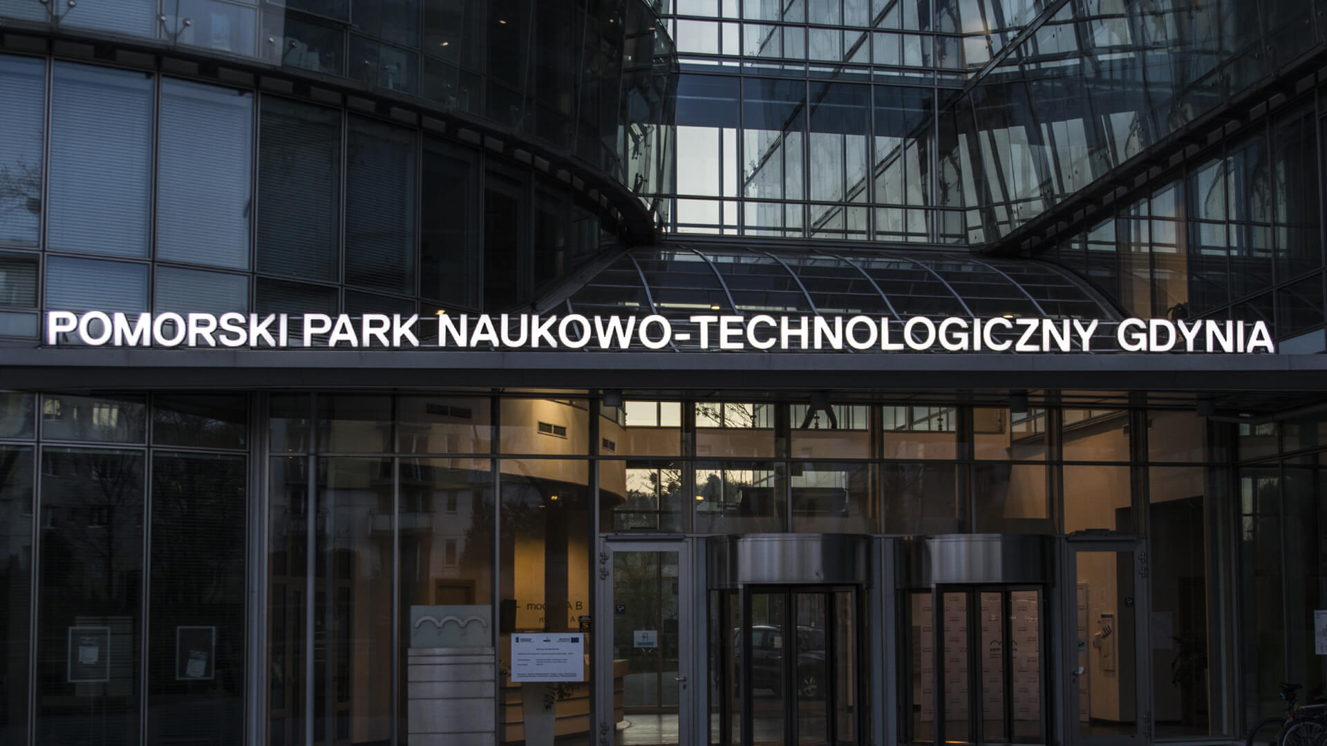 pomorski-park-naukowo-technologiczny-litery-przestrzenne-podwswietlane-led-litry-nad-wejsciem-na-daszku-litery-na-biurowcu-litery-biale-litery-na-stelazu-logo