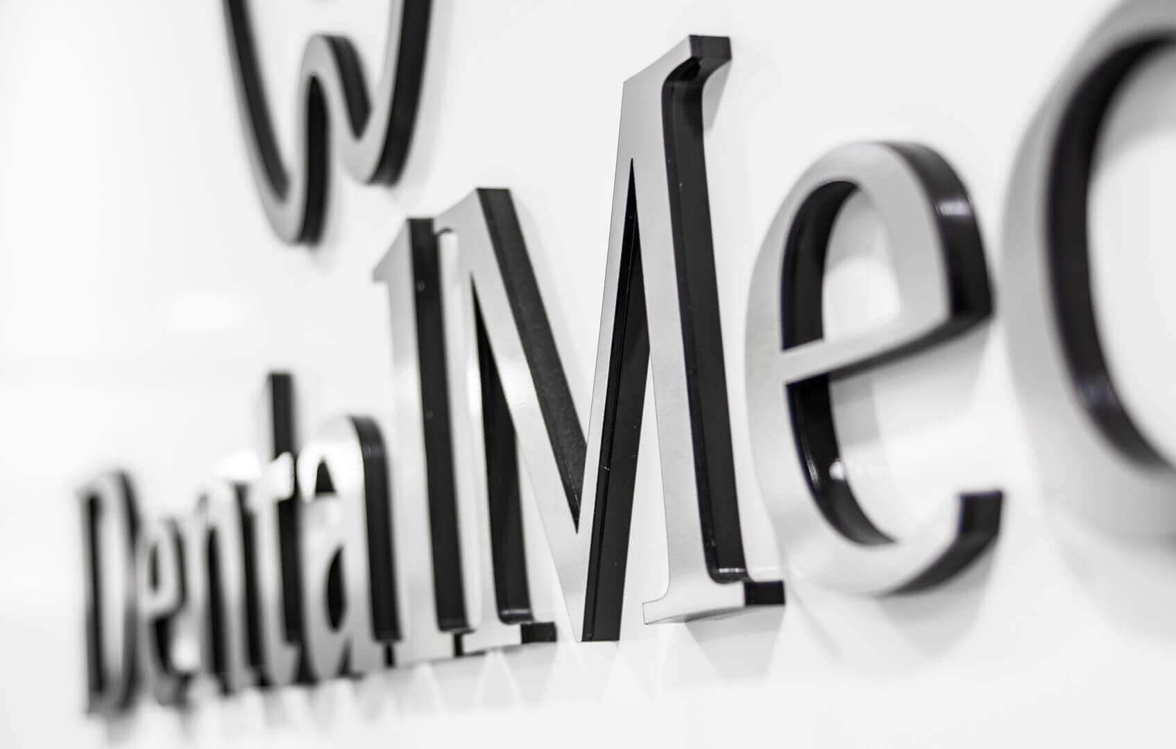 DentalMed - 3D plexiglass logo and spatial letters placed at the reception desk