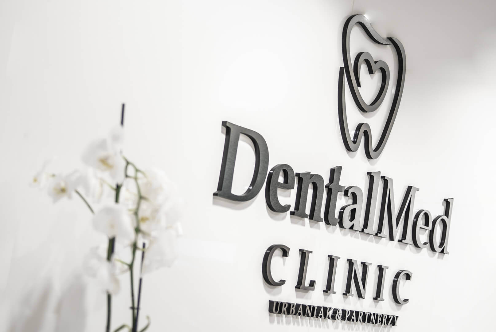 DentalMed - 3D plexiglass logo and spatial letters placed at the reception desk