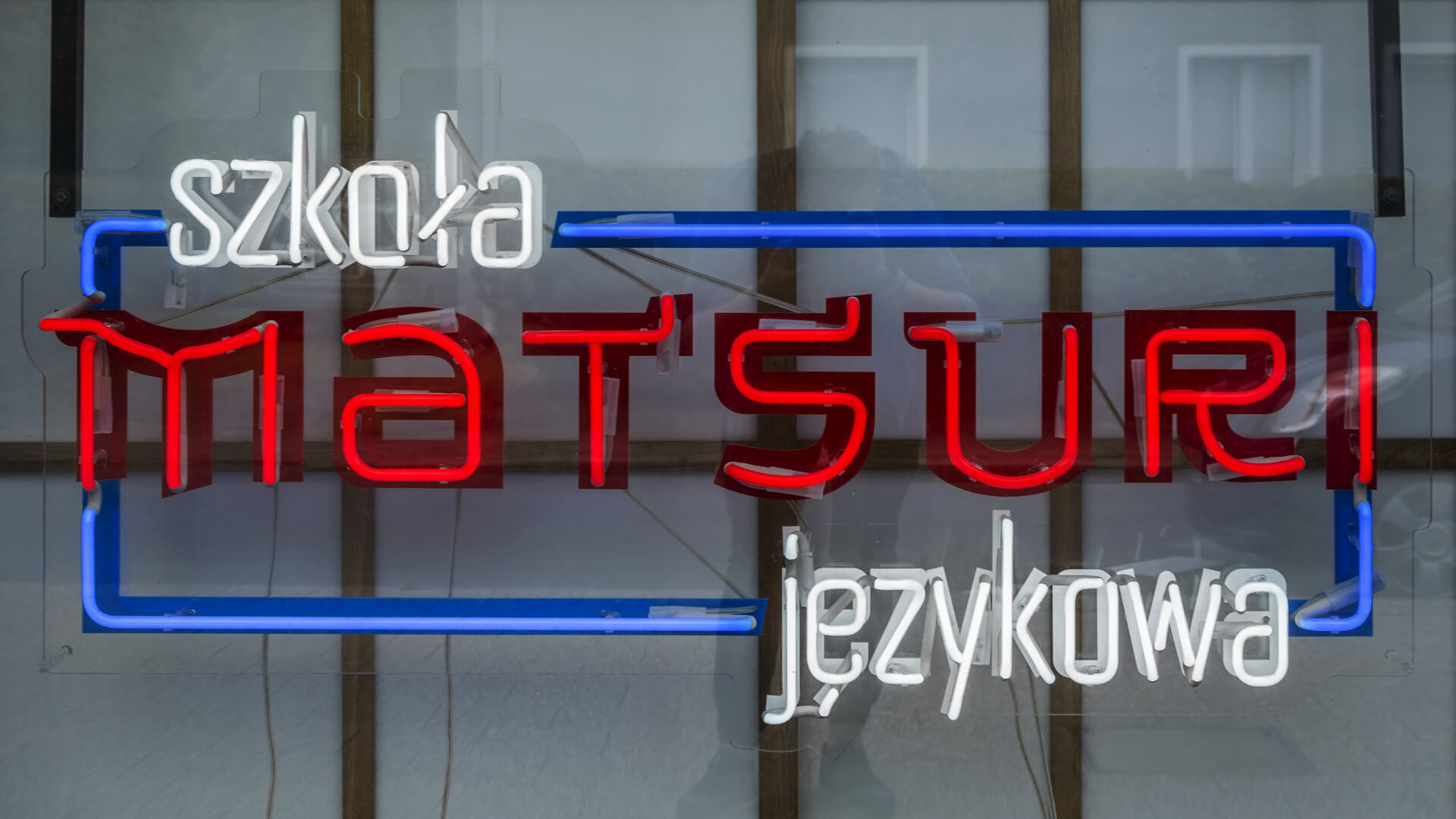 matsuri-scuola-linguistica-neon-sul-plexi-appeso-dietro-il-vetro-neon-all'ingresso-neon-colore-logo-azienda-neon-basso-neon-sulla-mostra-neon-in-ufficio-rosso-vetro-dansk-przymorze