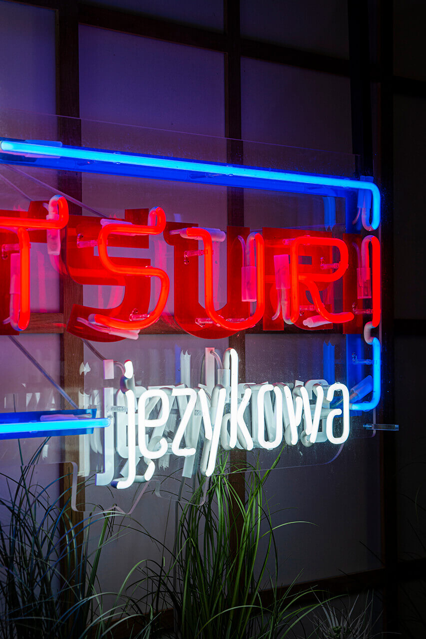 matsuri-scuola-linguistica-neon-sul-plexi-appeso-dietro-il-vetro-neon-all'ingresso-neon-colore-logo-azienda-neon-basso-neon-sulla-mostra-neon-in-ufficio-rosso-vetro-dansk-przymorze