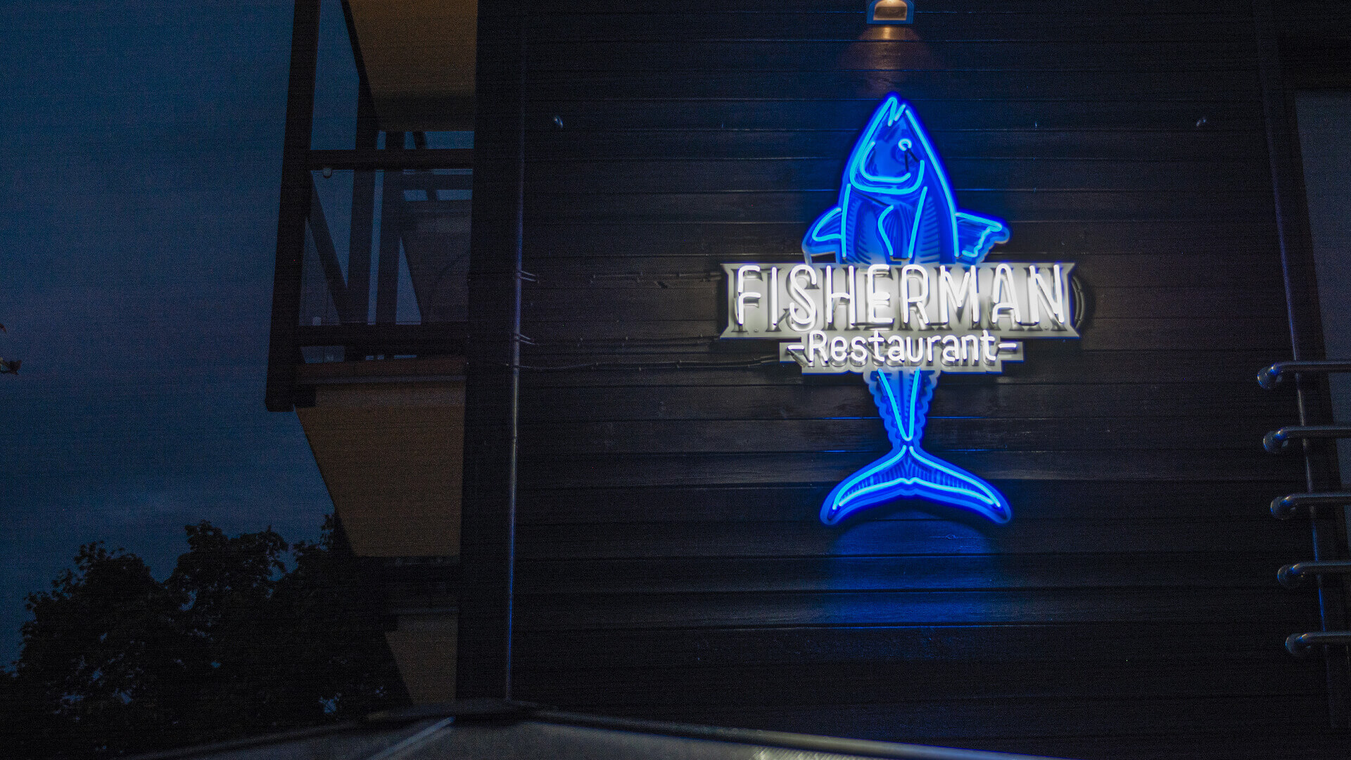 fisherman-restauracja-neon-niebieski-bialy-neon-na-scianie-restauracji-neon-na-deskach-neon-na-wysokosci-podswietlany-ryba-neon-przy-wejsciu-sopot (28).jpg.jpg