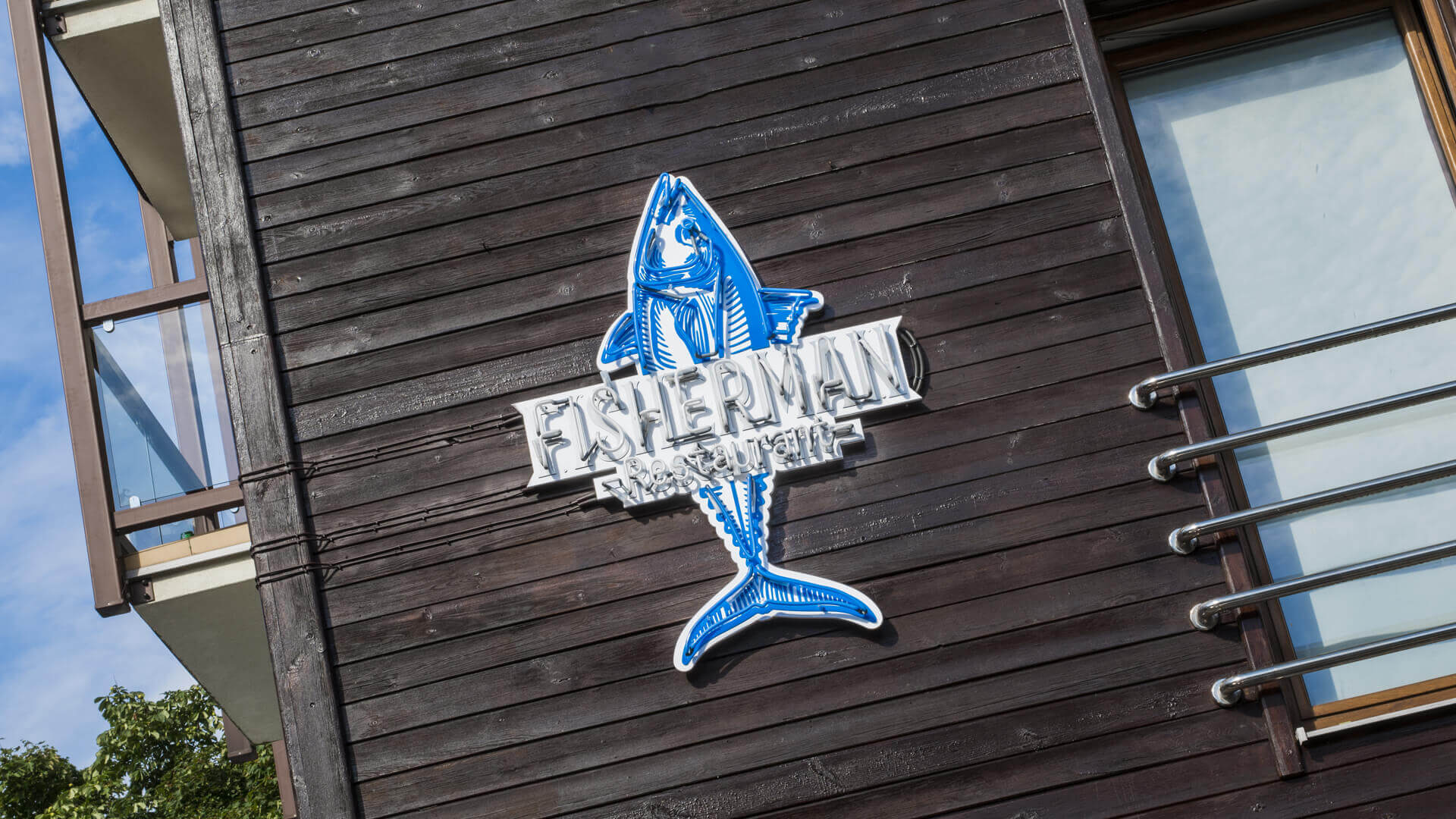 fisherman-restauracja-neon-niebieski-bialy-neon-na-scianie-restauracji-neon-na-deskach-neon-na-wysokosci-podswietlany-ryba-neon-przy-wejsciu-sopot (28).jpg.jpg