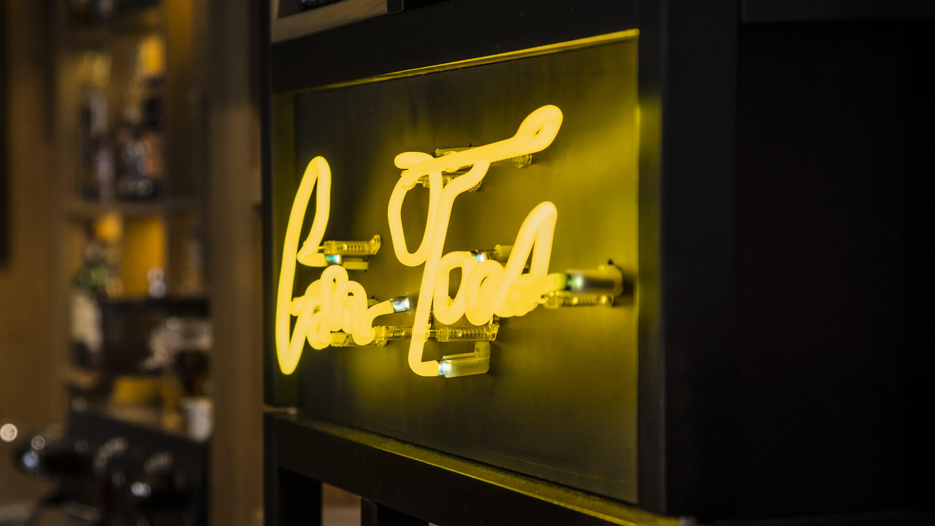 Gin-tour-neon-behind-the-bar-in-restaurant-neon-on-the-wall-sub-lighted-on-the-green-glass-neon-logo-firm-neon-on-the-polish-between-bottles-shelter10-gdansk (21).jpg