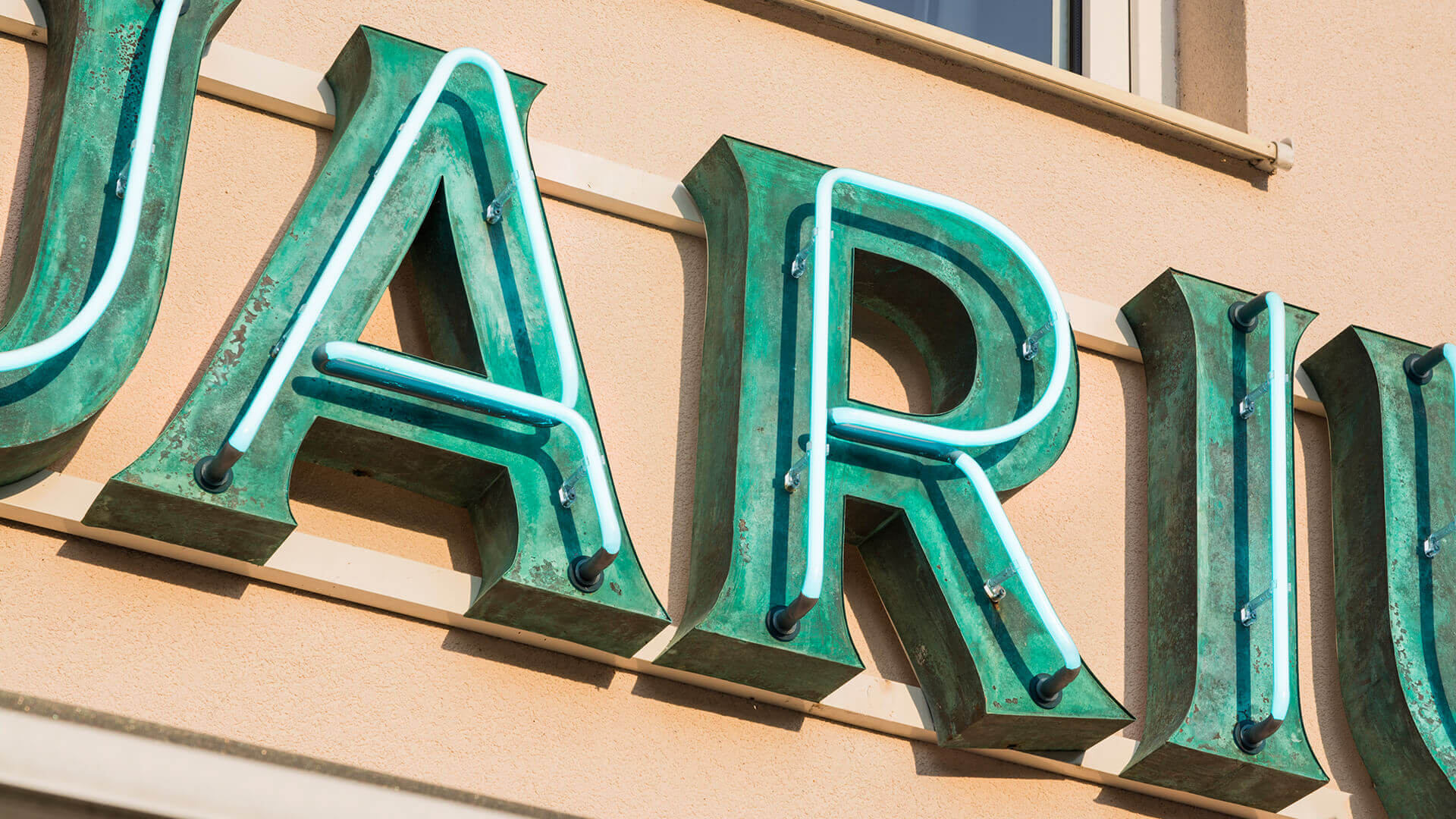 Aquarium-Neon an der Gebäudewand-Buchstaben-überdachtes-Patina-Neon-über-dem-Eingang-zum-Restaurant-grünes-Neon-an-der-Gebäudewand-Neon-auf-einer-Stele-unter-Glas (31).jpg