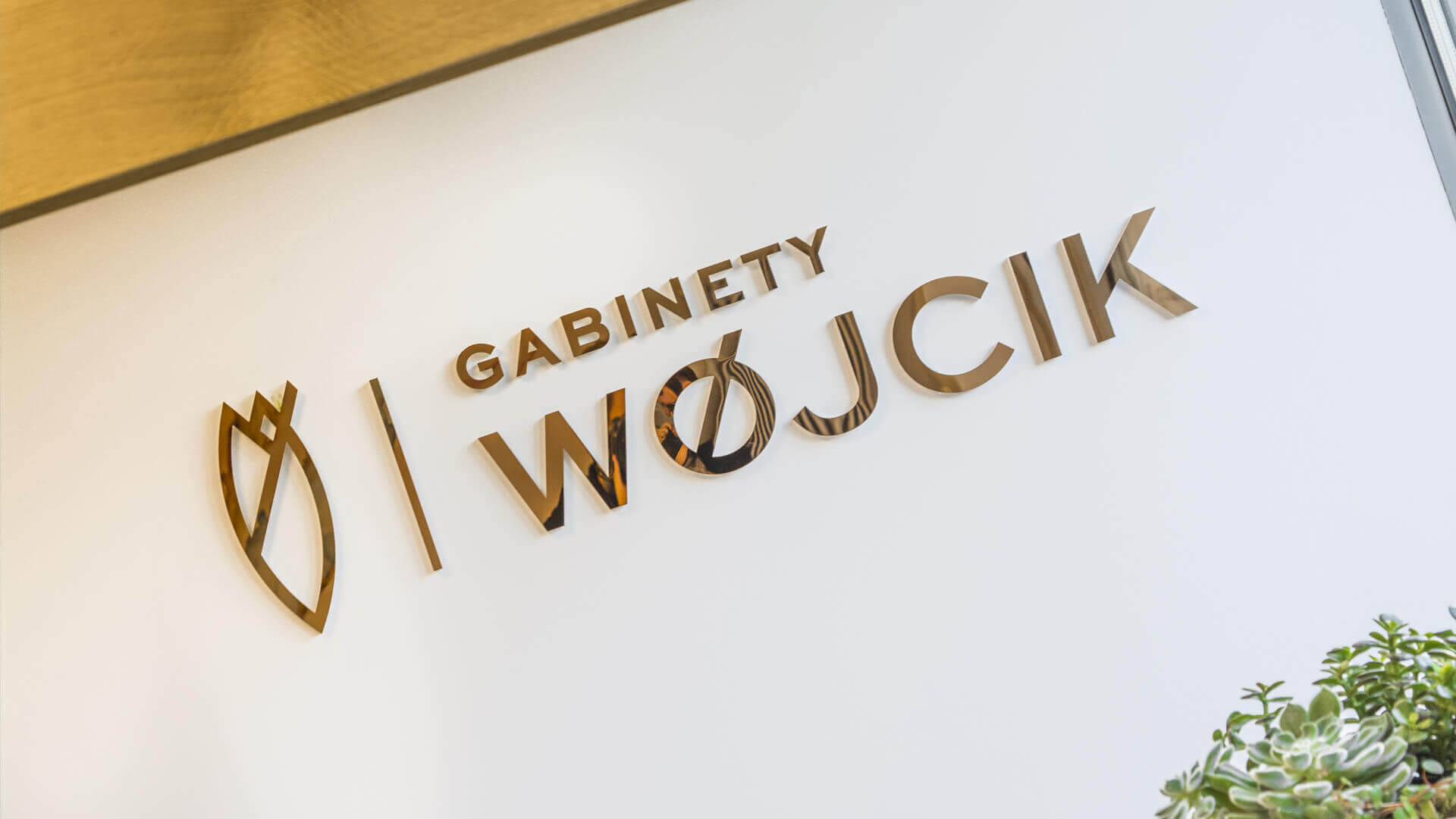 gabinety-wojcik-ginekolog-litery-z-blach-niedzewnej-zlote-litery-za-recepcja-litery-na-sciana-litery-na-wokosci-logo-firmowe-gdansk-jasien (6).jpg