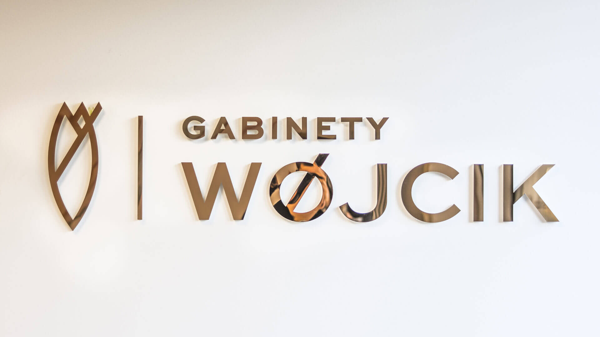 gabinety-wojcik-ginekolog-litery-z-blach-niedzewnej-zlote-litery-za-recepcja-litery-na-sciana-litery-na-wokosci-logo-firmowe-gdansk-jasien (6).jpg