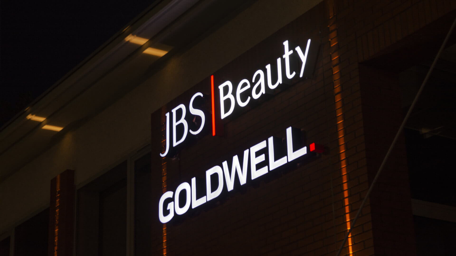 jbs-goldwell-bauty-liters-colored-sub-liters-led-liters-on-the-wall-of-the-building-liters-on-heights-liters-on-ceggs-liters-on-the-office-building-gdansk-letnica (11).jpg