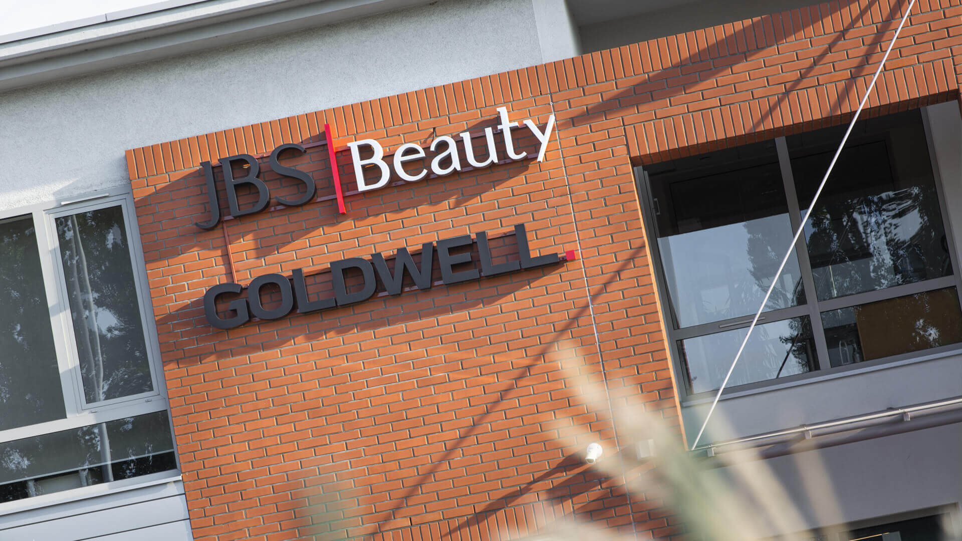 jbs-goldwell-bauty-littérature-colorée-sous-lit-led-littérature-sur-mur-bâtiment-littérature-sur-hauteur-littérature-sur-ceglach-littérature-sur-biurowiec-gdansk-letnica (11).jpg