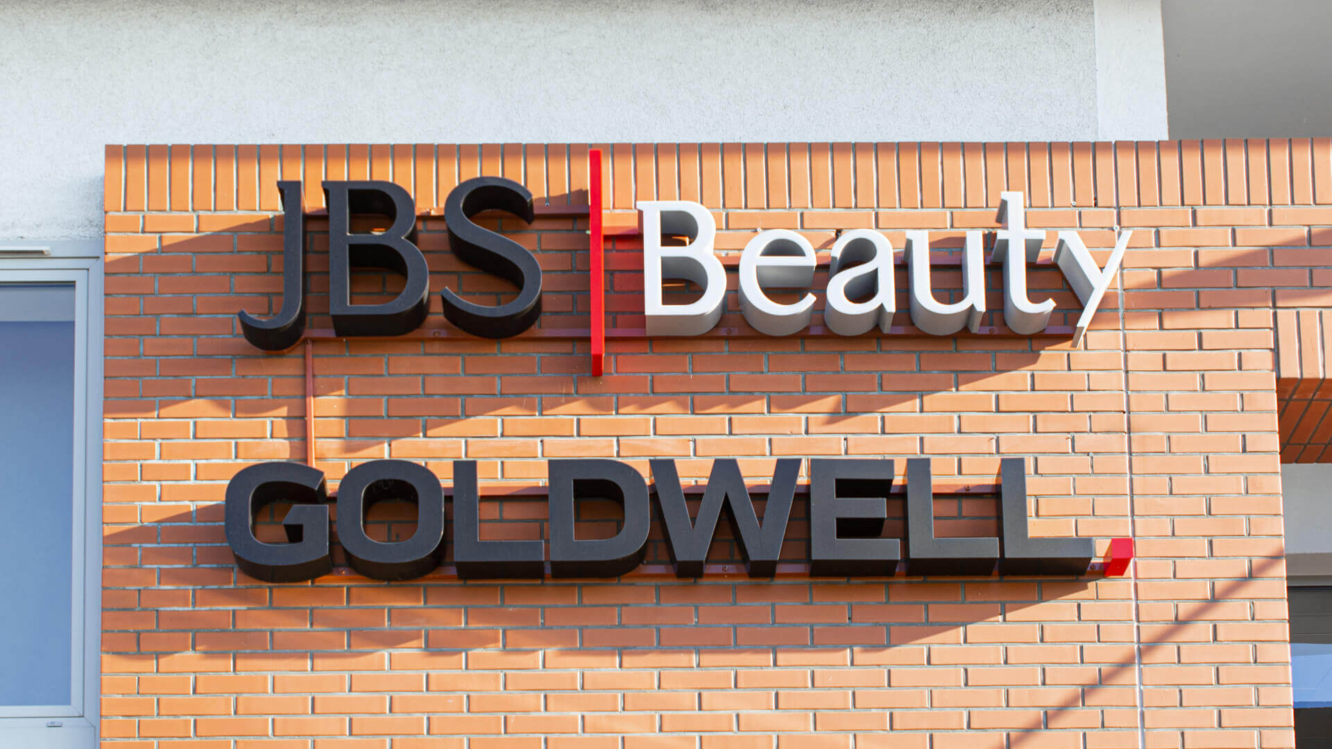 jbs-goldwell-bauty-littérature-colorée-sous-lit-led-littérature-sur-mur-bâtiment-littérature-sur-hauteur-littérature-sur-ceglach-littérature-sur-biurowiec-gdansk-letnica (11).jpg