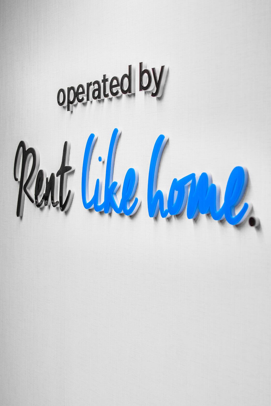 rent-like-home-letters-spatial-lettering-on-the-wall-behind-reception-in-office-deo-apartments-literature-blue-lettering-on-order-logo-firm-literature-sticker-on-the-wall-gdansk- (8).jpg