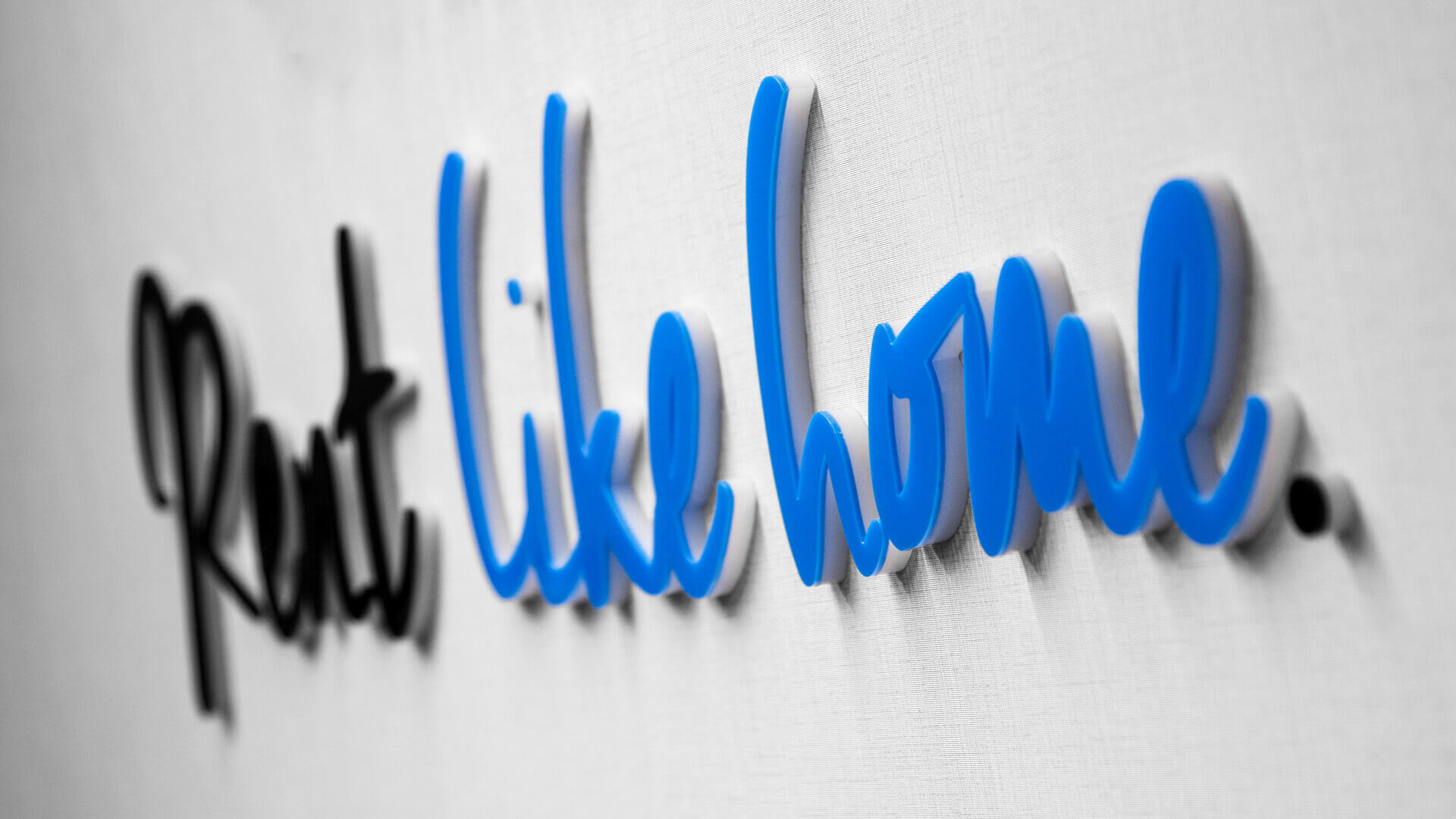 miete-wie-heim-buchstaben-an-der-wand-behind-empfang-im-büro-deo-wohnungen-buchstaben-blau-auf-ordnung-logo-firma-buchstaben-an-der-wand-geklebt- (8).jpg