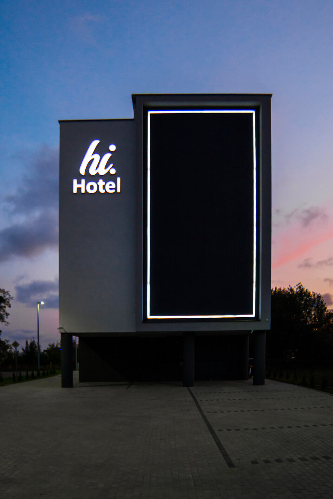 hi-hotel-neon-on-the-wall-neon-on-the-side-of-hotel-neon-straight-white-neon-on-the-wall-neon-on-the-edges-neon-on-the-hotel-gdansk-lotnisko (15)