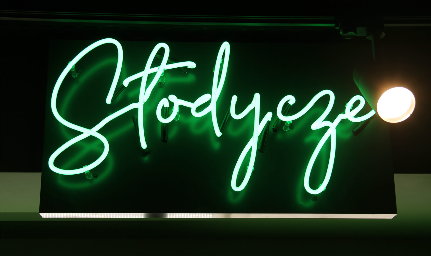 neon-beverage-neon-warsaw-font-written-neon-hand-written-blown-glass-neon-hand-written (3)