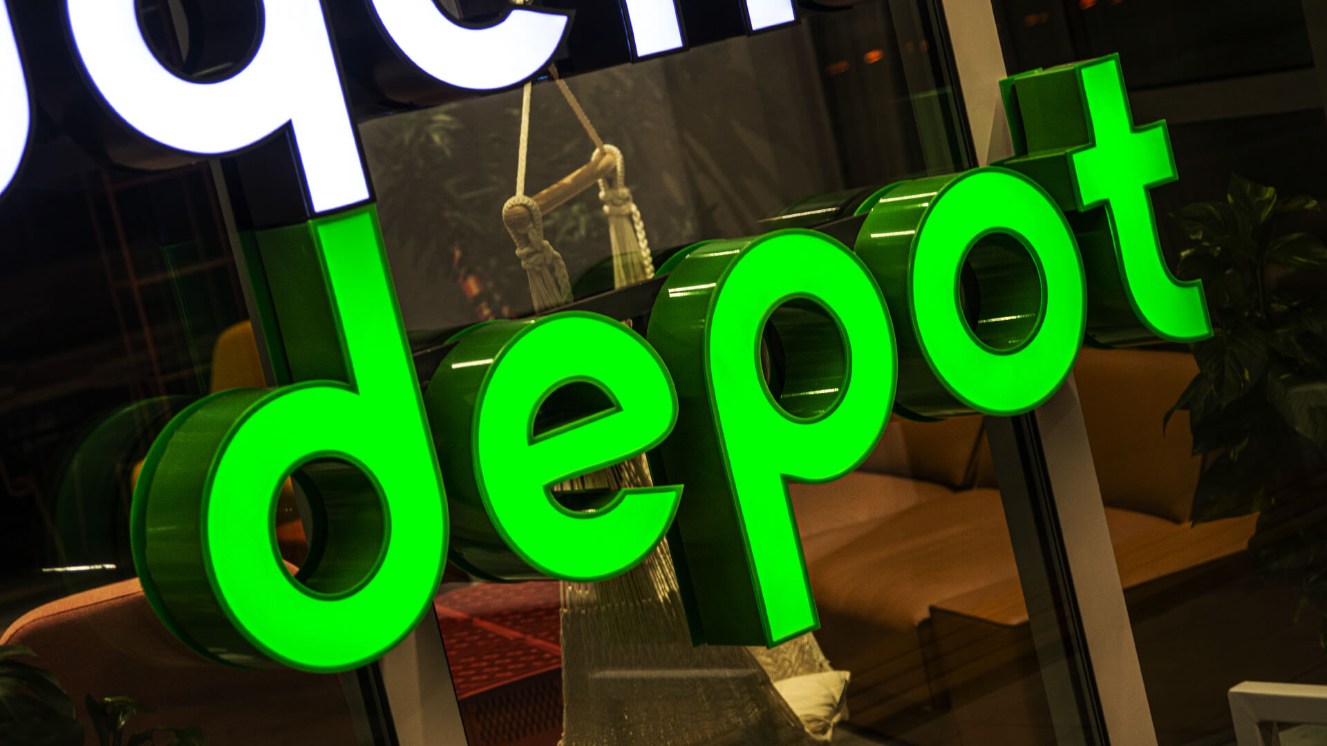 student-depot-space-lettering-at-the-entry-glass-lettering-green-lettering-for-order-logo-company-lettering-at-height-eye-lettering-from-plexi-gdansk-at (1)