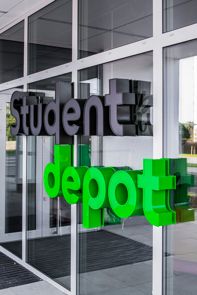 student-depot-litery-przestrzenne-litery-przy-wejsciu-litery-na-szybie-litery-na-stelazu-zeielone-litery-na-zamowienie-logo-firmowe-litery-na-wysokosci-oczu-litery-z-plexi-gdansk-przymorze