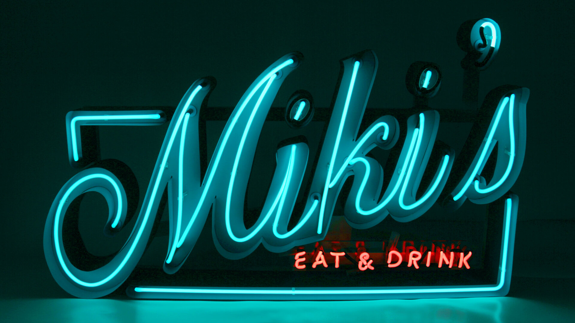 neon-inside-letter-mikis-neon