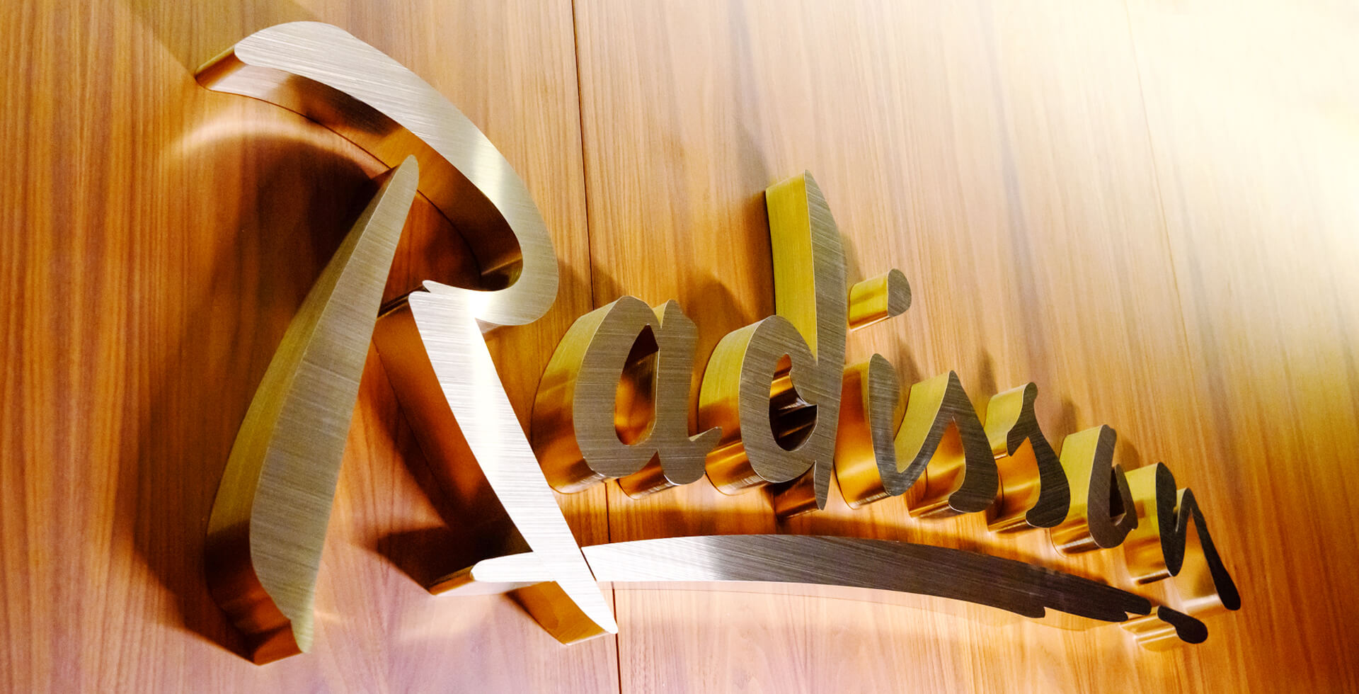 radisson-letters-metal-brushed-gold