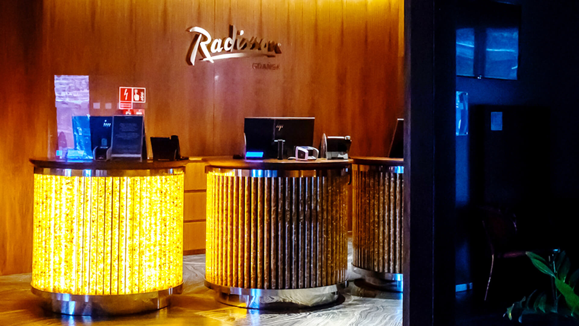 11.radisson-letters-metal-brushed-gold-letters-3d-with-steel-logo-in-reception area