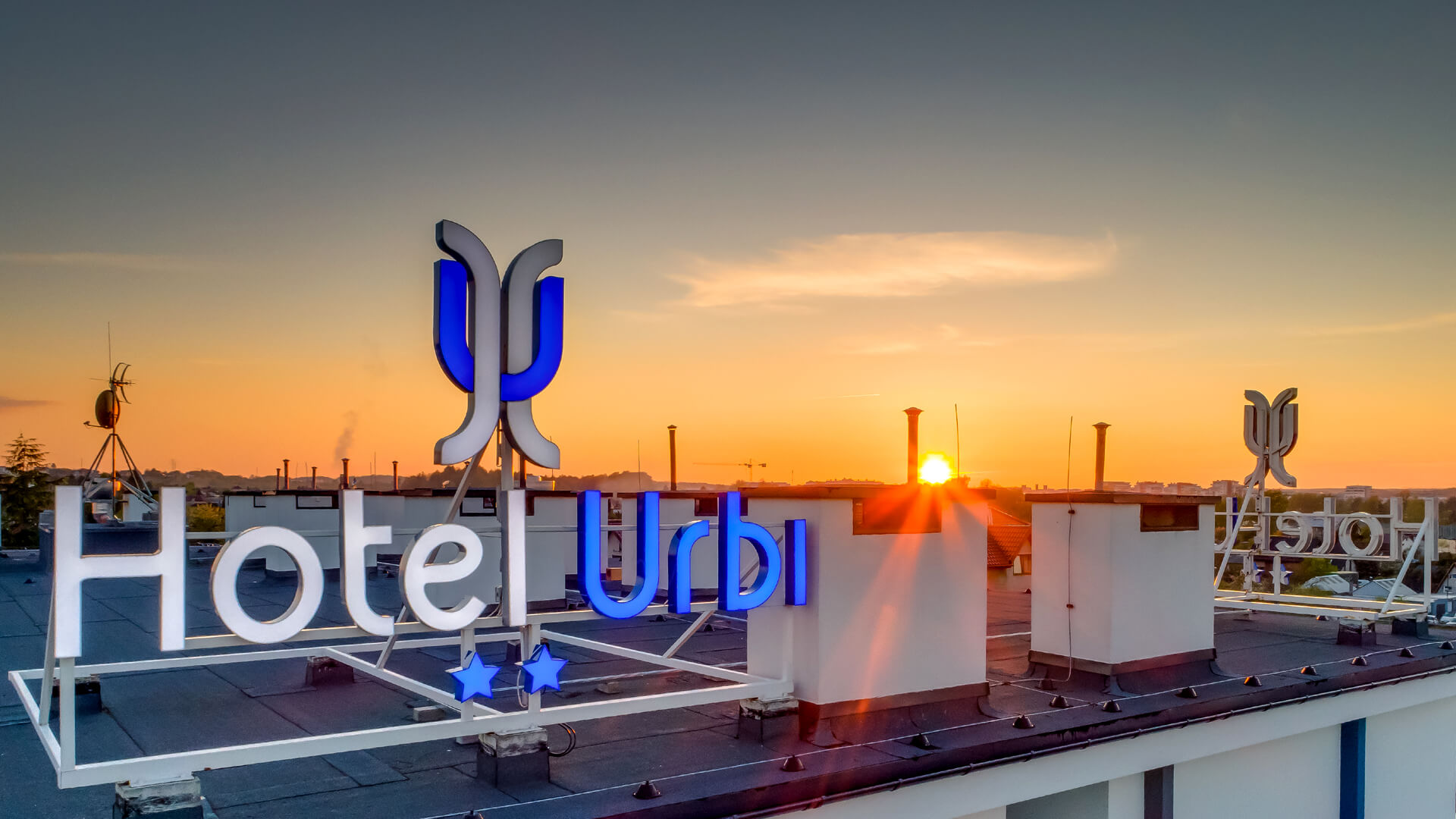 hotel-urbi-letters-advertising-on-roof-roof-illuminated-letters-on-structure