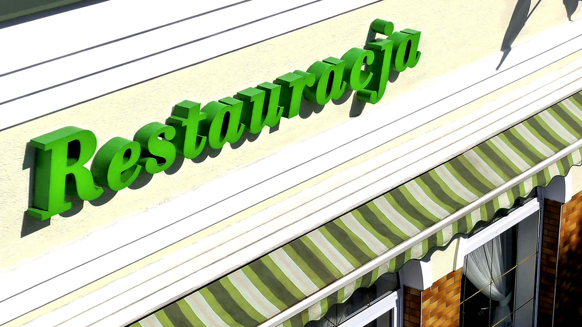 green-plex-letters-hotel-renusz-letterruimten-3d-reclame-hotel-op-gebouw-belettering-3D-led