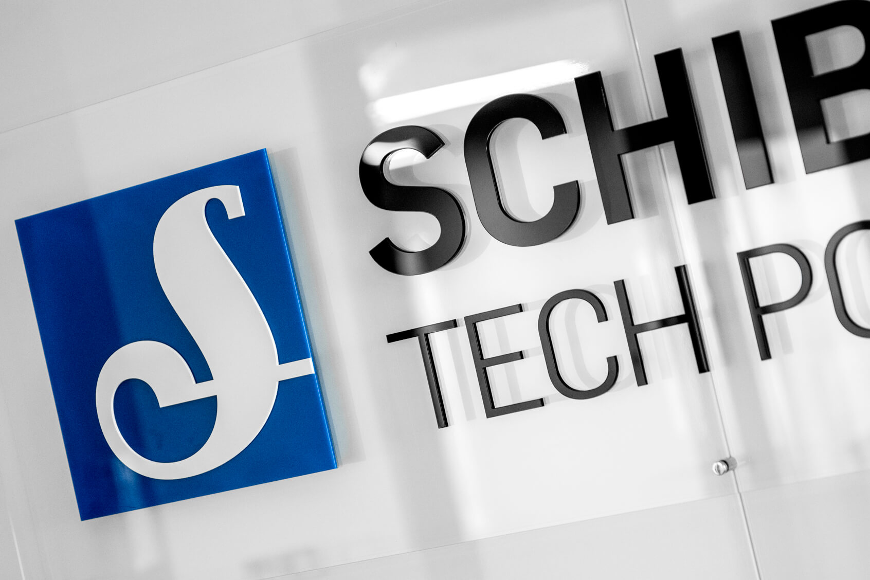 Schibsted Tech Polska - 3D-Logo und räumliche Buchstaben auf Plexiglassockel im Empfangsbereich