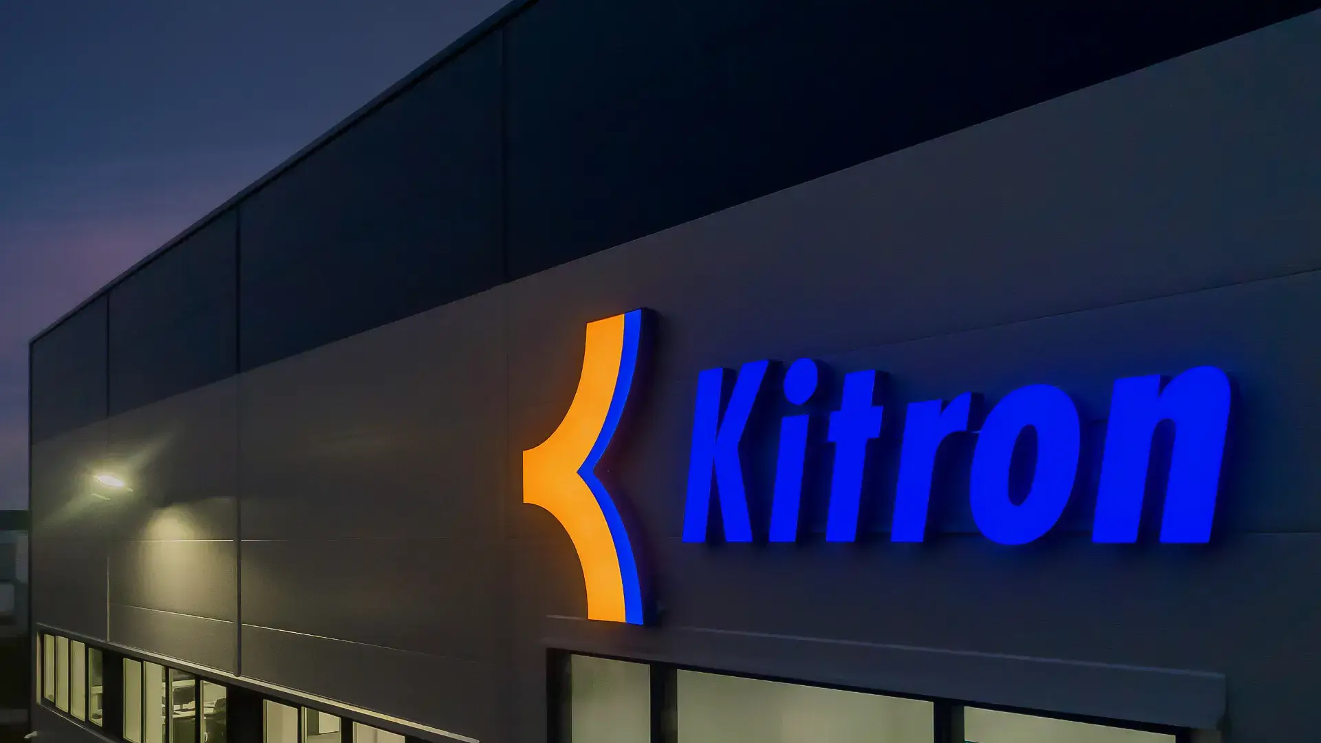 kitron-literature-sur-panneau-literature-3d-led-literature-sur-production-hall-literature-sur-installation-industrielle