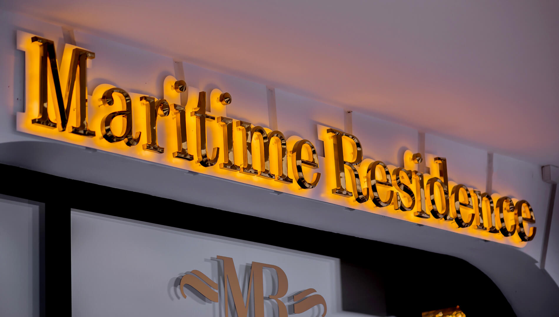 maritime;residence-literature-hallo-efect-led-gold-steel-letters