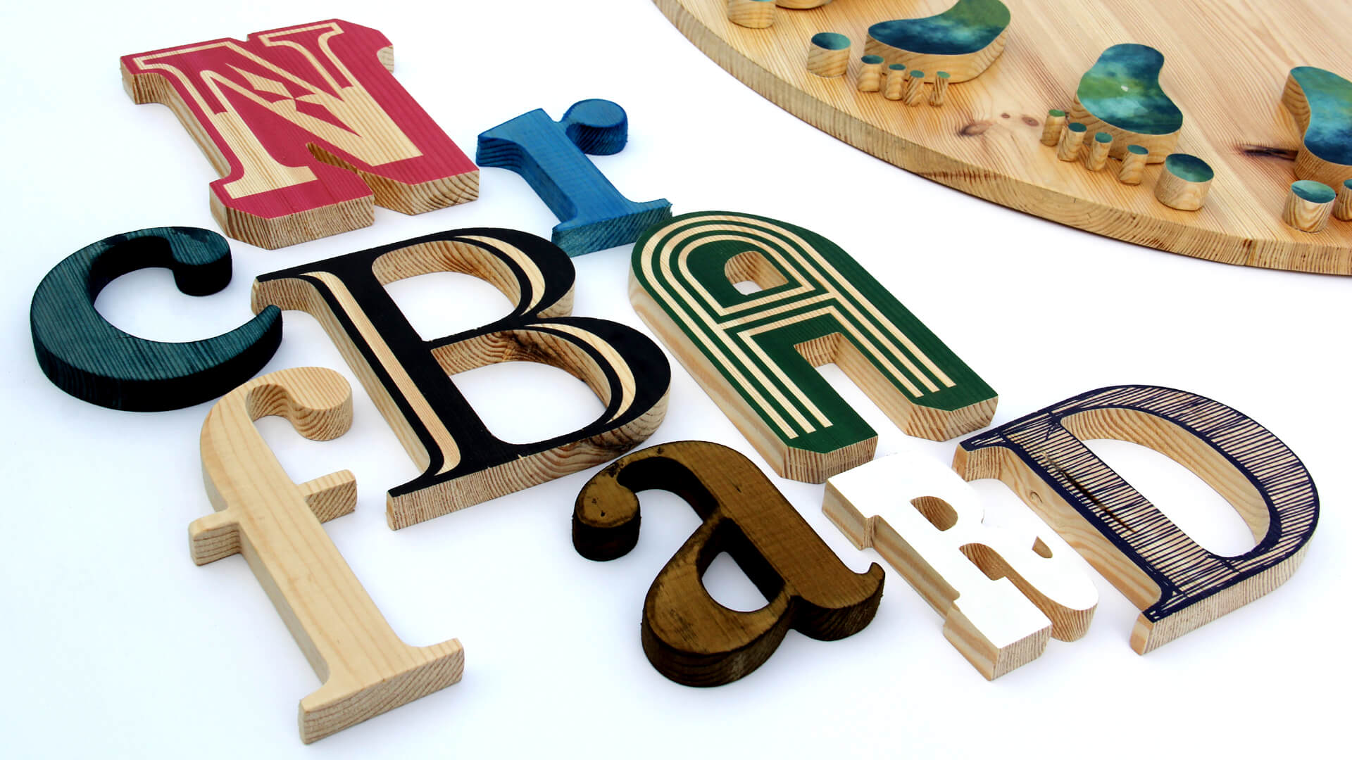 hout-decoratieve-lettering-hout-decoratieve-lettering-kleurige-lettering-van-hout